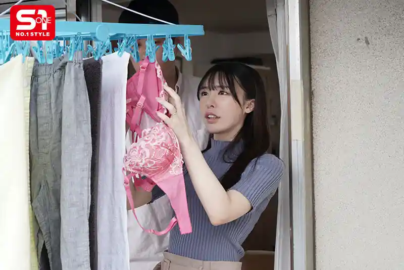 ベランダの下着サイン【sone00669:隣の団地妻がベランダにパンティを干す昼下がりは旦那不在のサインです。 黒島玲衣】黒島玲衣のエロい画像1[missav TKtube 無料エロ動画フル館]