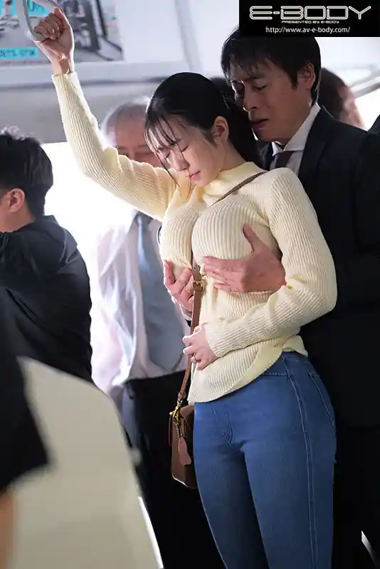 電車内の無言接触【ebwh00309:オレが痴●をヤメられないのはだらしないデカパイ人妻がスキだらけで電車に乗るせいだろ？ 柏木ふみか】柏木ふみかのエロい画像5[missav TKtube 無料エロ動画フル館]